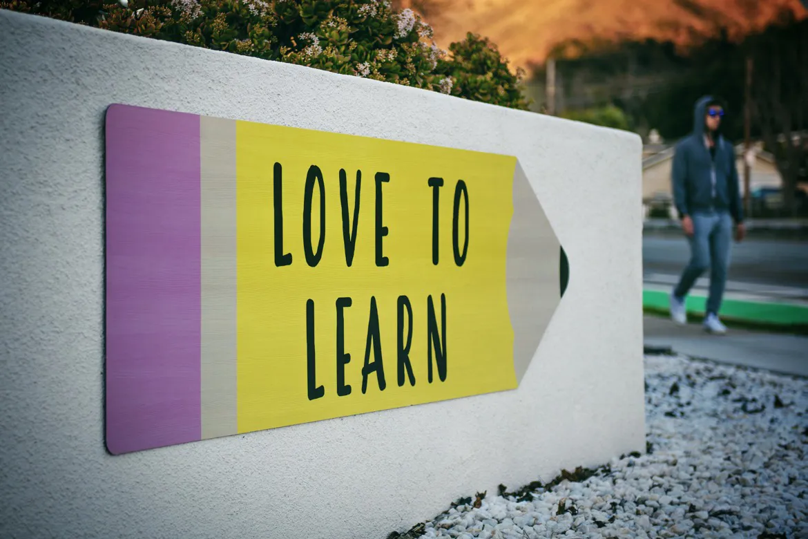 5-tipps-für-selbstbestimmtes-lernen-evulpo-love-to-learn-schild-wand