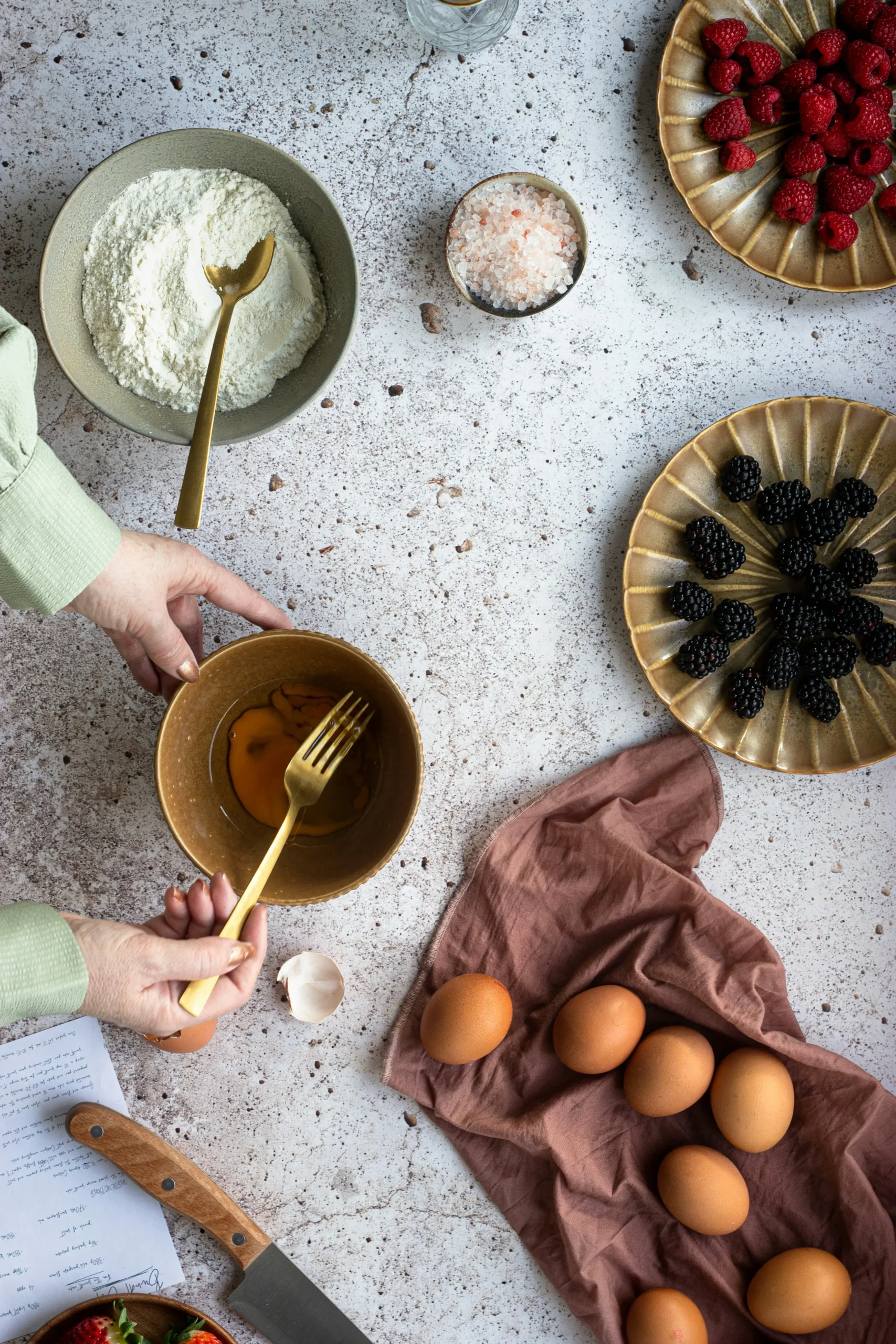 eier-eigelb-mehl-backen-himbeeren-tisch-anrichte