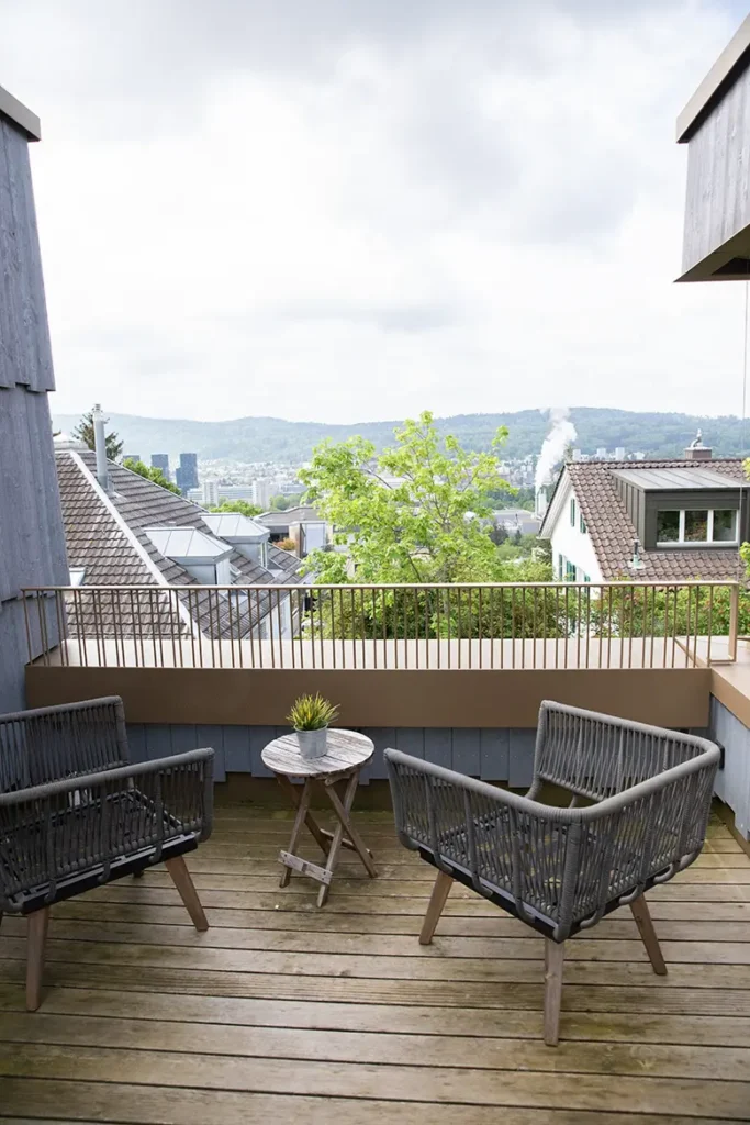 terrasse-sicht-zuerich-holzboden-balkon-gartenmoebel