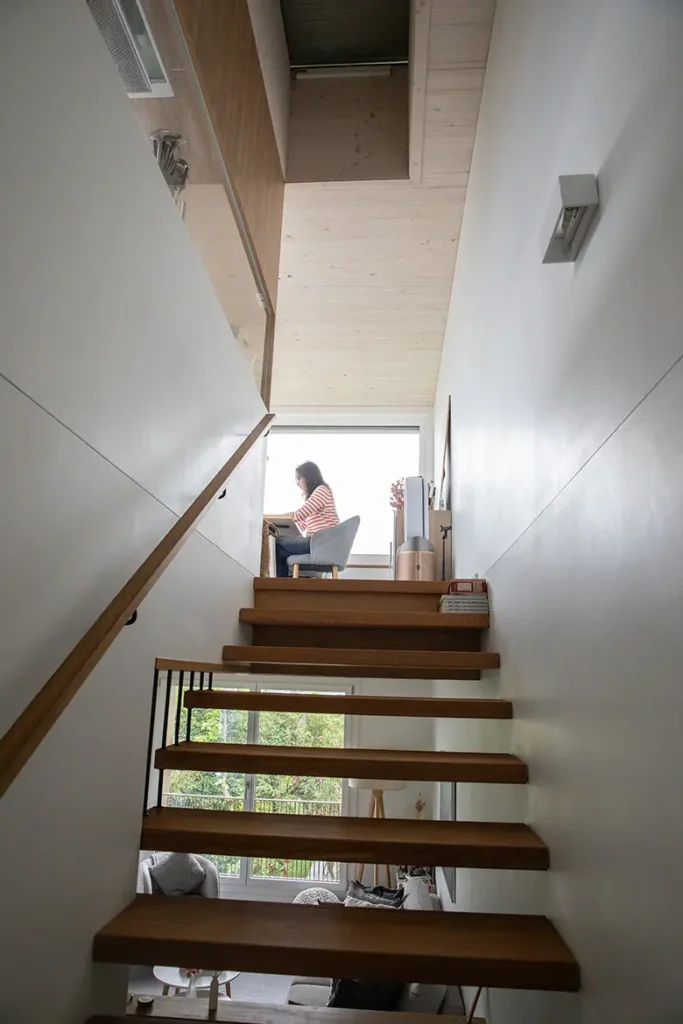 frau-arbeiten-treppe-stuhl-buero-home-office