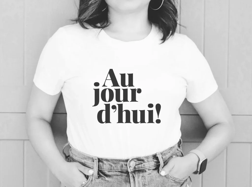 t-shirt-weiss-schwarze-schrift-aujourd'hui-frau-jeans