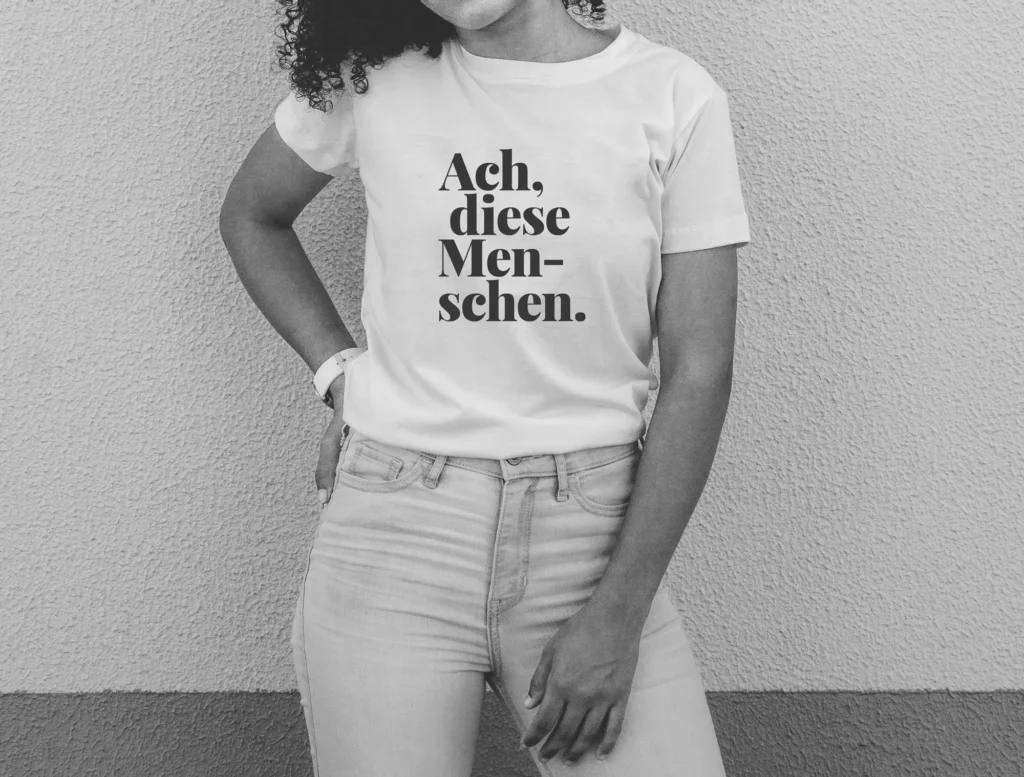 t-shirt-weiss-schwarze-schrift-ach-diese-menschen-frau-jeans