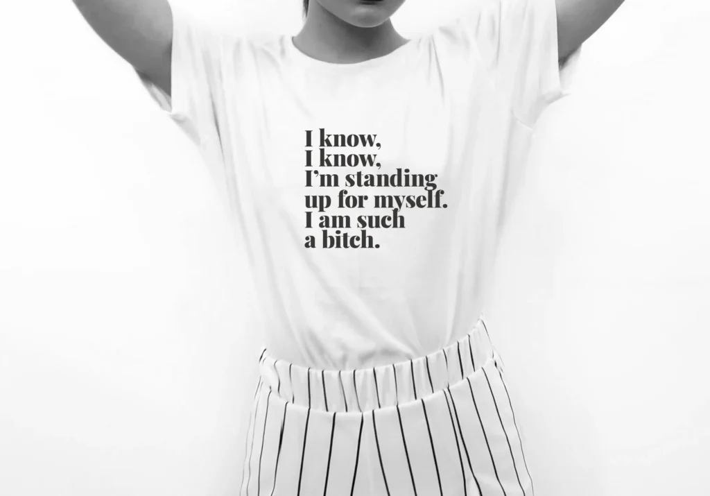 t-shirt-weiss-schwarze-schrift-i-know-im-standing-up-for-myself-bitch-frau-weisse-hose