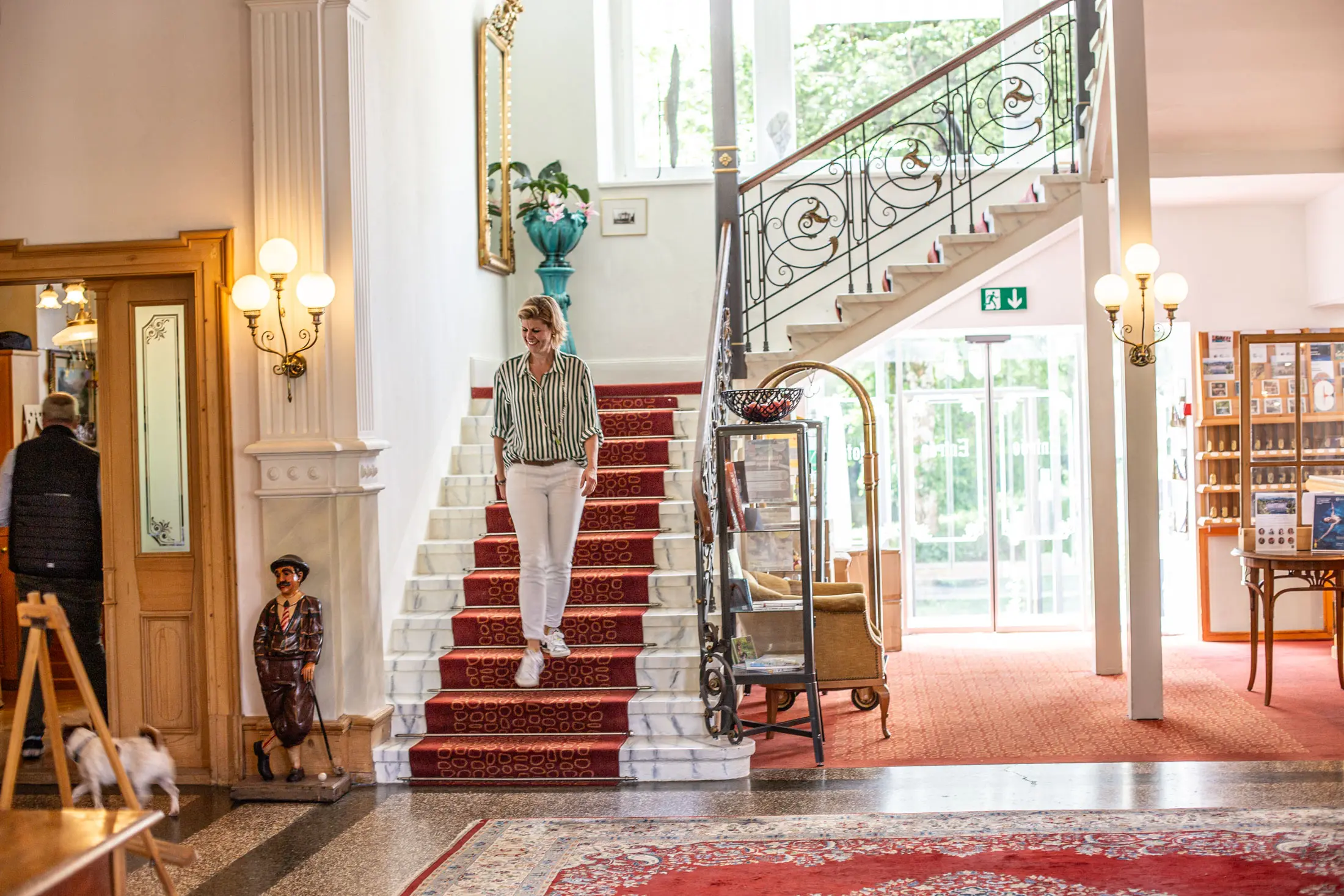 hotel-belle-epoque-teppich-rot-treppe-frau