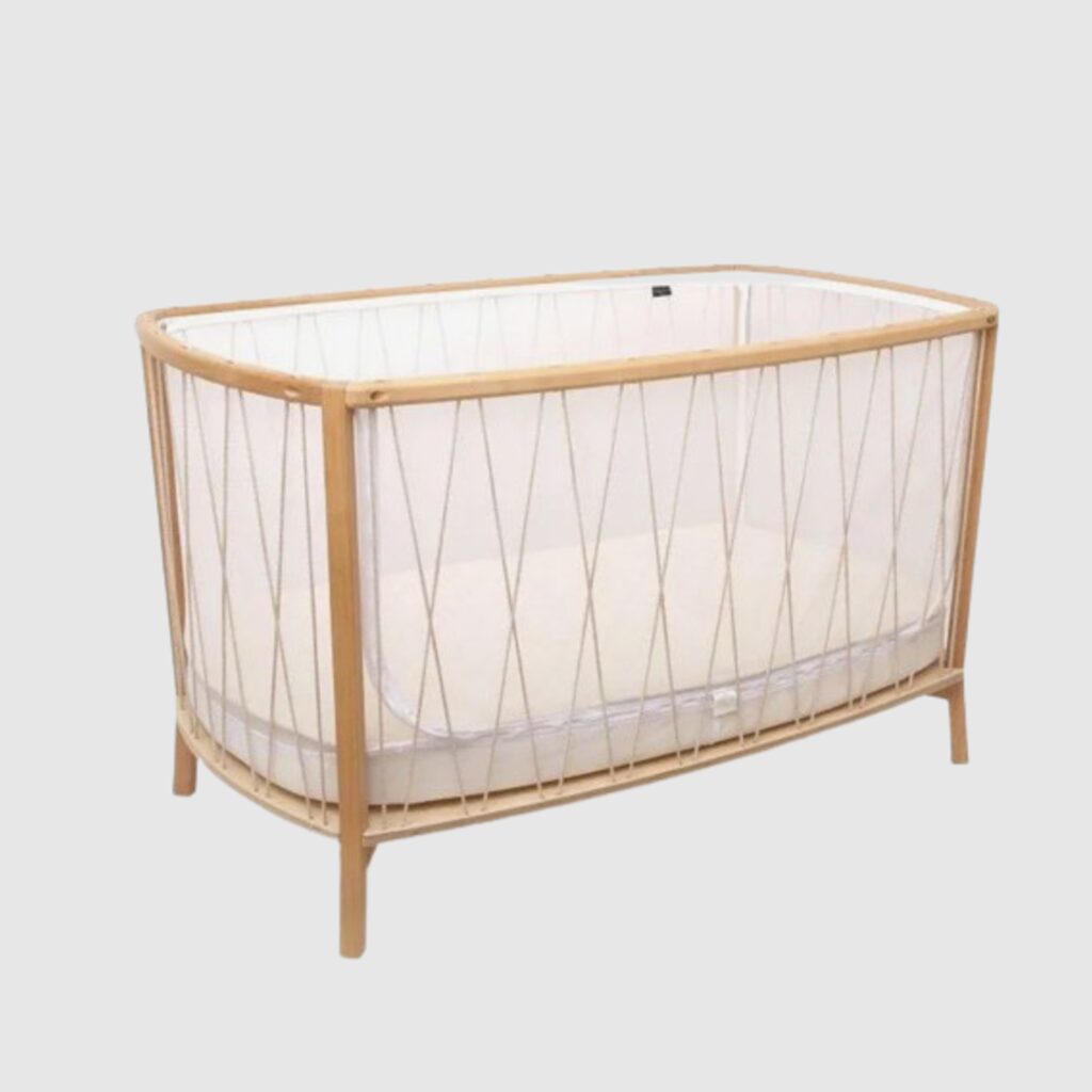 kinderbett-baby-gitter-weiss-beige-grauer-hintergrund