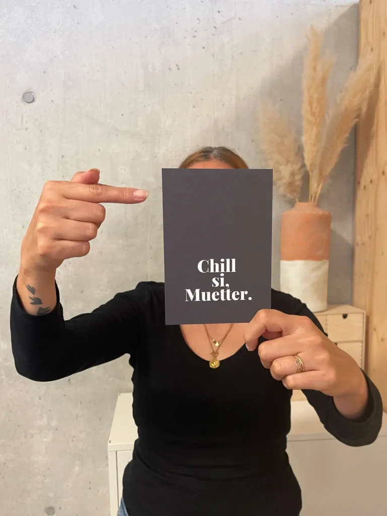 frau-postkarte-vor-gesicht-chill-sie-muetter-finger-ehering-goldschmuck