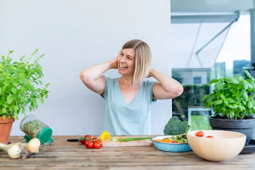 frau-blond-tisch-schnetzeln-basilikum-pefferminze-kochen