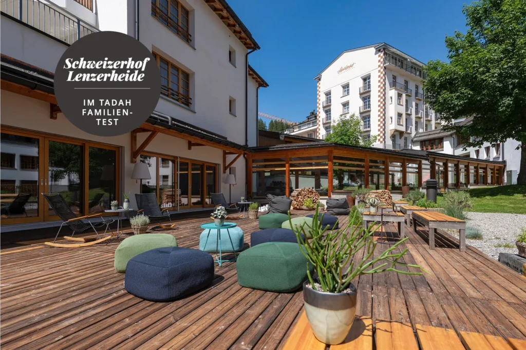 schweizerhof-lenzerheide-terrasse-hocker-gruen-pflanzen-tadah-familientest