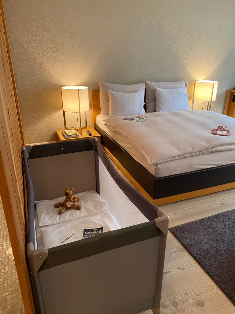 hotelzimmer-bett-erwachsene-kinderbett-tier