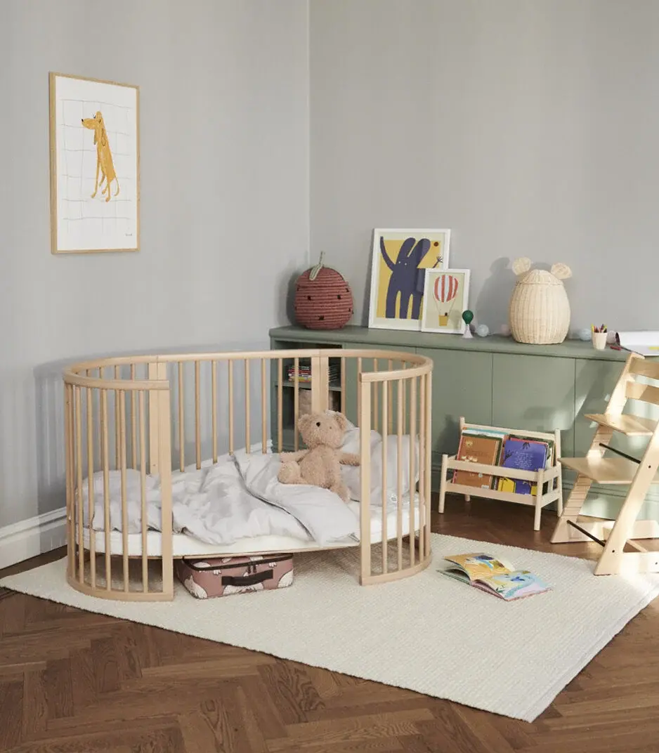 kinderbett-stokke-teppich-baby-plueschtier