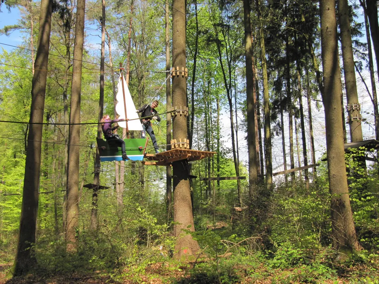 seilpark-kinder-schiff-baum-klettern