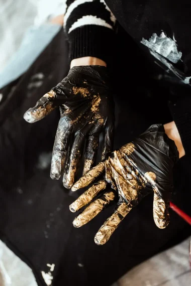 kunst-mit-kind-laura-herter-handschuhe-gold-farbe