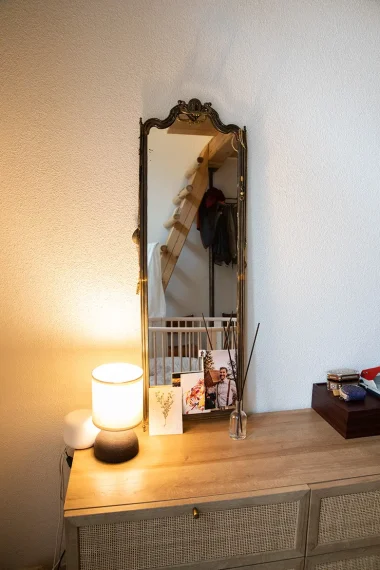 spiegel-kommode-holz-lampe-duftstäbe