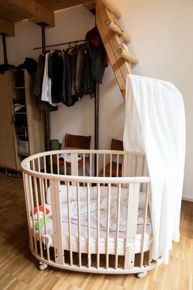 Kinderbett-weiss-treppe-garderobe